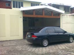 VENDO TRES CASAS AMPLIAS ZONA TRANQUILA Y SEGURA BUEN PRECIO