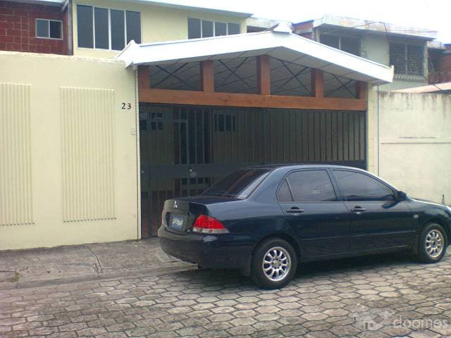 VENDO TRES CASAS AMPLIAS ZONA TRANQUILA Y SEGURA BUEN PRECIO
