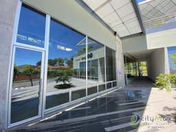 Exclusivo local con frente comercial en Soma Plaza